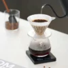 bild på Blackmirror mini våg - Timemore som väger en coffee dripper